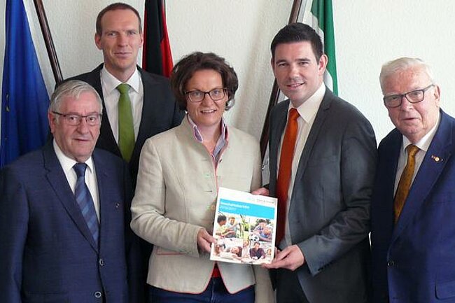 Antrittsbesuch: Die Spitzenvertreter von Haus & Grund Rheinland haben der neuen Bauministerin erste Informationen mitgebracht – in Form des Geschäftsberichts von Haus & Grund Rheinland (v.r.: Prof. Dr. Peter Rasche, Vorsitzender Haus & Grund Rheinland; Erik Uwe Amaya, Verbandsdirektor Haus & Grund Rheinland; Ina Scharrenbach, Ministerin für Heimat, Kommunales, Bau und Gleichstellung; Dr. Jan Heinisch, Staatssekretär im Ministerium für Heimat, Kommunales, Bau und Gleichstellung; Klaus-Dieter Stallmann, Vorsitzender Haus & Grund Ruhr). Foto: © Land NRW / A. Stegger